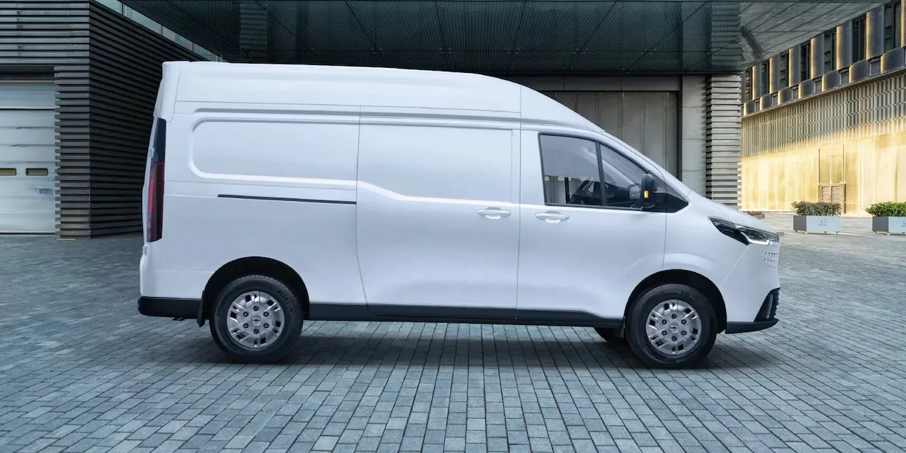 Chevrolet Express Max blanca, vista lateral