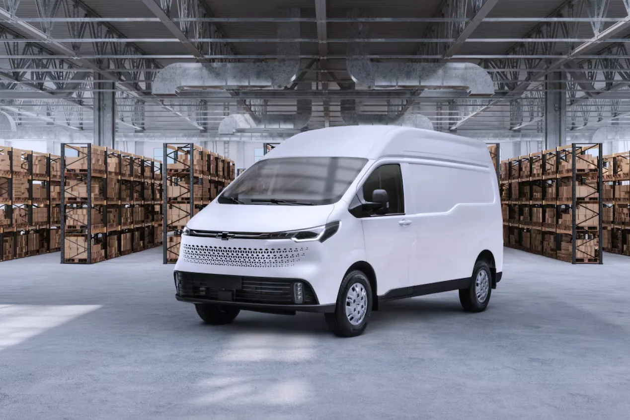 Chevrolet Express Max blanca dentro de una bodega con estantería