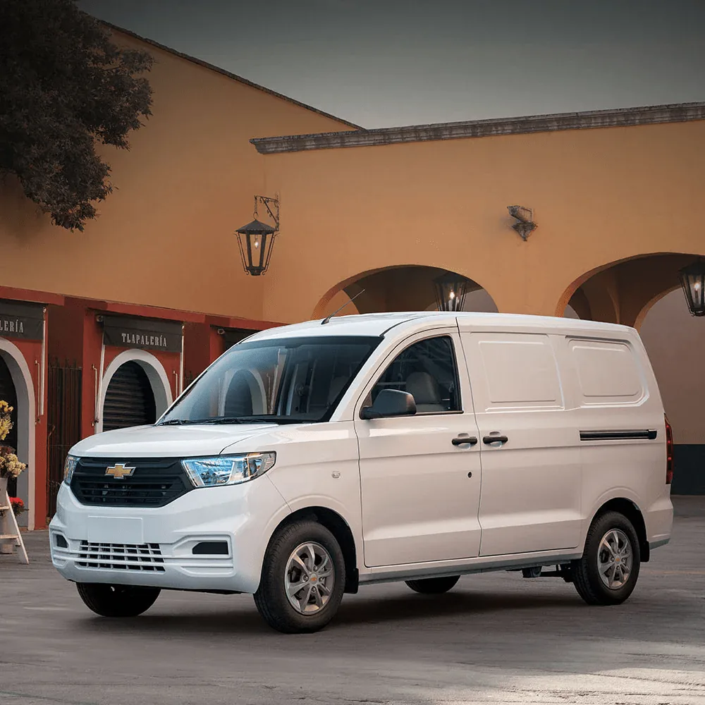 Chevrolet Tornado Van blanca estacionada frente a locales comerciales