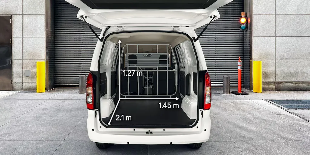 Caja de carga de la Tornado Van con medidas: 2.1 m de largo, 1.45 m de ancho y 1.27 m de alto